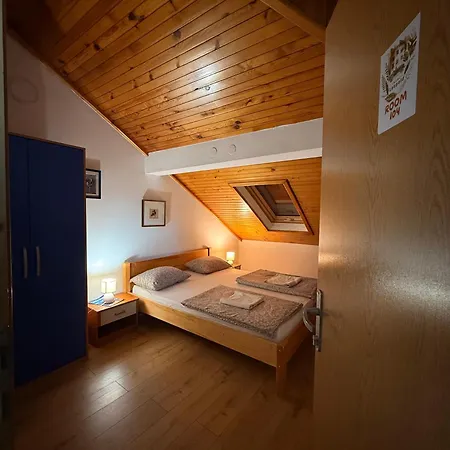 Leopold Chillout Hostel *